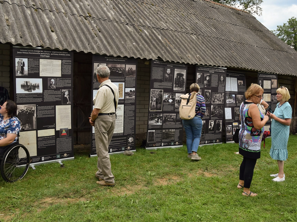 „Partizanų dainos prie partizanų vadų bunkerio“